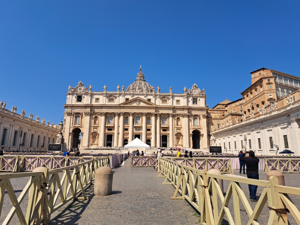 サン・ピエトロ広場と大聖堂の正面ファサード