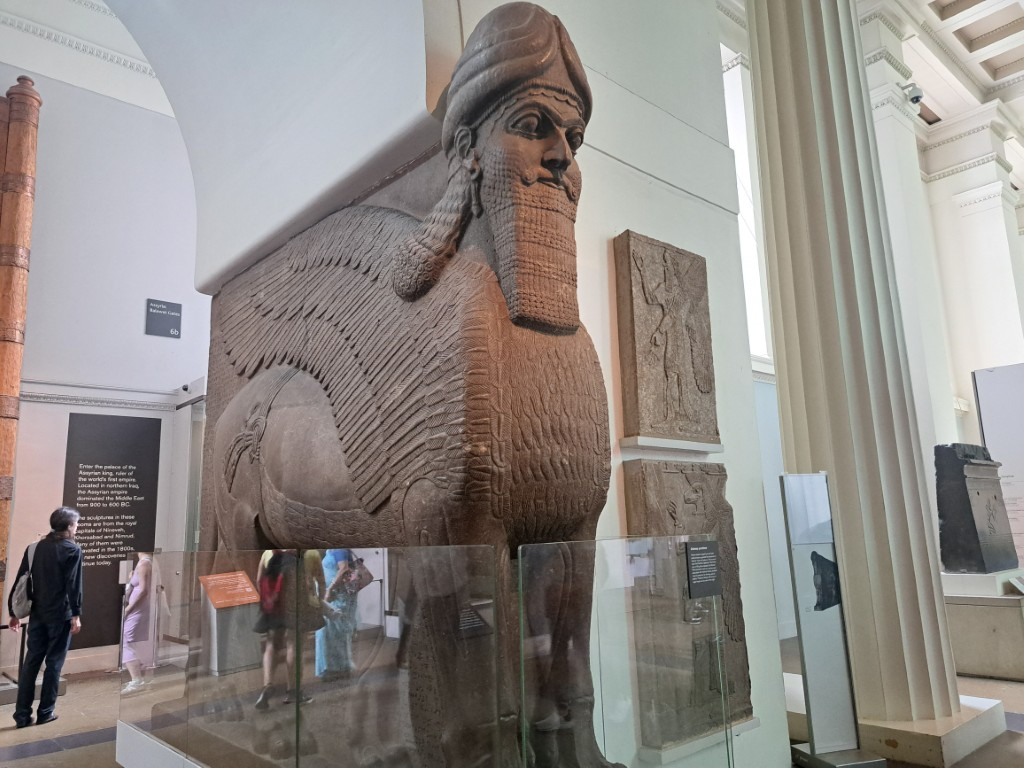 人間頭の有翼ライオン像のイメージ